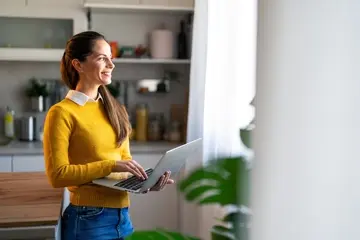 Copywriter CV Examples + Guide for 2025