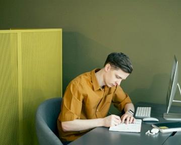 How to Structure a CV: CV Format Guide for 2025
