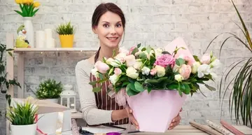 How to Write a Florist CV: Examples & Tips