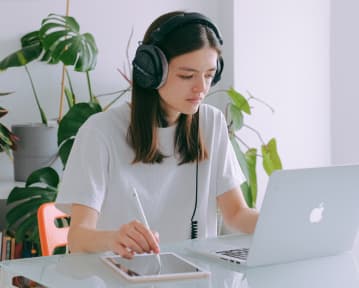 How to Write a Freelancer CV (Example & Template)