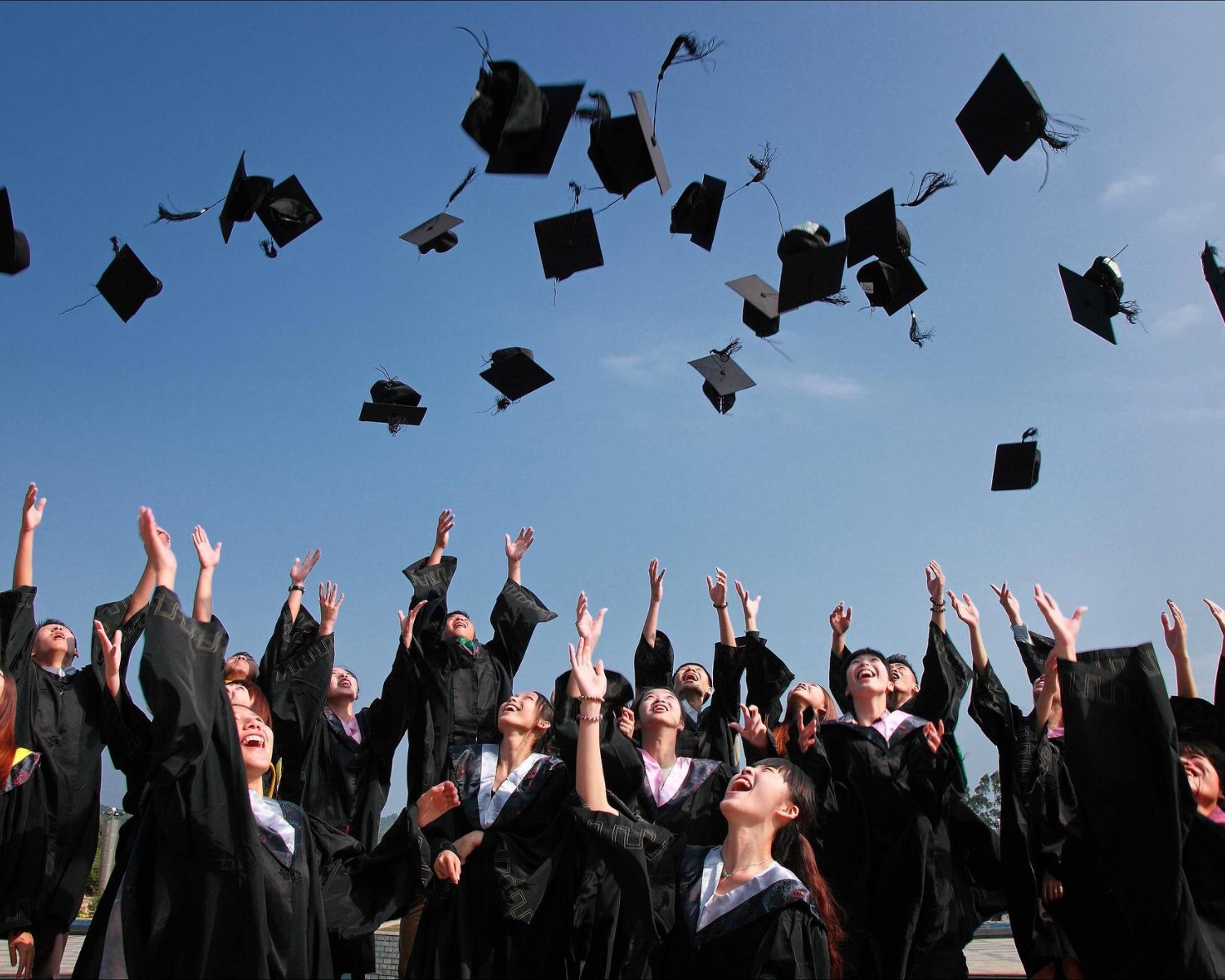 8 Graduate CV Examples, Templates & Tips for 2025